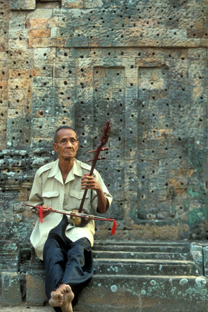 a men play Khmer music at the Pre Rup Temple in the Temple City of Angkor near the City of Siem Reap in the west of Cambodia.  Cambodia, Siem Reap, February 2001のeditorial素材