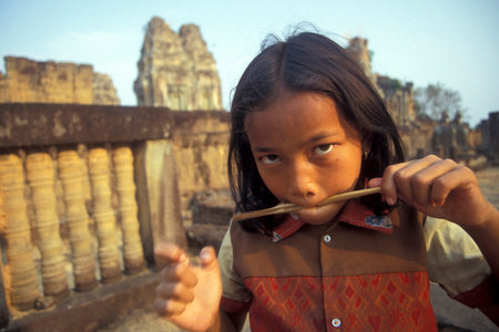 a girl play Khmer music at the Pre Rup Temple in the Temple City of Angkor near the City of Siem Reap in the west of Cambodia.  Cambodia, Siem Reap, February 2001のeditorial素材