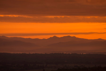 the view from Wat Chalermprakiet Prajomklao Rachanusorn Temple to the countryside north of the city of Lampang in North Thailand.のeditorial素材