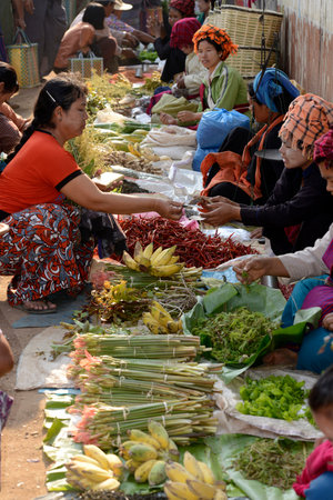 People at the Market at the Village of Phaung Daw Oo at the Inle Lake in the Shan State in the east of Myanmar in Southeastasia.のeditorial素材