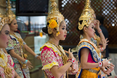 Traditional Dancers at the Erawan Shrine at Pratunam in the Citycentre of Bangkok in Thailand in Southeastasia.のeditorial素材