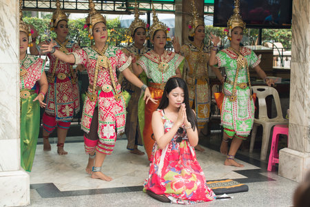 Traditional Dancers at the Erawan Shrine at Pratunam in the Citycentre of Bangkok in Thailand in Southeastasia.のeditorial素材