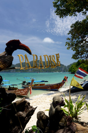 A Beach on the Island of Ko PhiPhi on Ko Phi Phi Island outside of the City of Krabi on the Andaman Sea in the south of Thailand.のeditorial素材