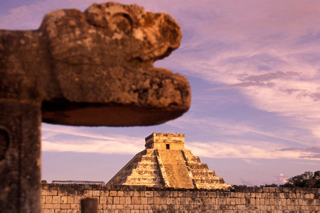 The Maya Ruins with the Kukulkan Pyramide of Chichen Itza in the Province Yucatan in Mexico in Central America.     Mexico, Chichen Itza, January 2009.のeditorial素材