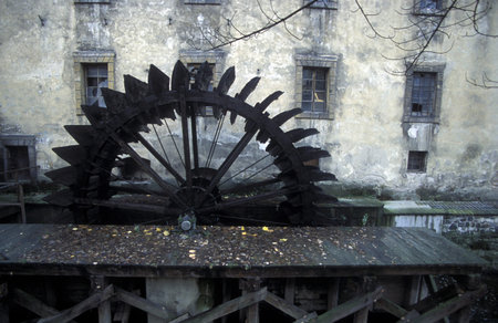 Ein Wasserrad in einer alten Fabrik in einer  Gasse in der Altstadt von Prag der Hauptstadt der...
