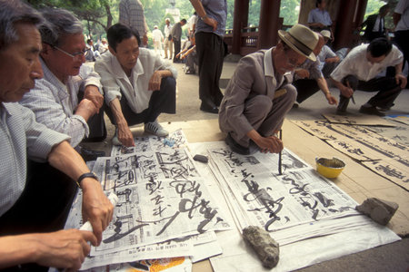 seniors and a calligrapher at the Tapkol Prk in the city of Seoul in South Korea in EastAasia.  Southkorea, Seoul, May, 2006のeditorial素材