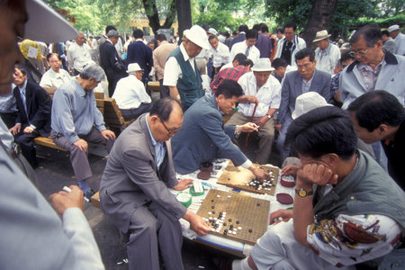 seniors play a board game at the Tapkol Prk in the city of Seoul in South Korea in EastAasia.  Southkorea, Seoul, May, 2006のeditorial素材