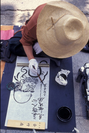 seniors and a calligrapher at the Tapkol Prk in the city of Seoul in South Korea in EastAasia.  Southkorea, Seoul, May, 2006のeditorial素材