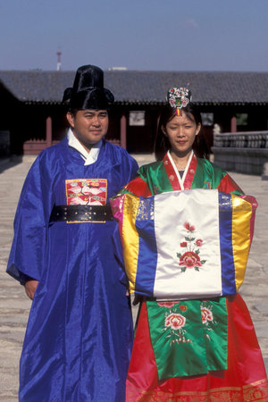 Historically dressed People at the Gyeongbokgung or Kyongbokkung Palace in the city of Seoul in South Korea in EastAasia.  Southkorea, Seoul, May, 2006のeditorial素材