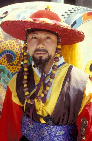 Historically dressed guard at the Daehanmun gate at the Toksugung Palace in the city of Seoul in South Korea in EastAasia.  Southkorea, Seoul, May, 2006のeditorial素材
