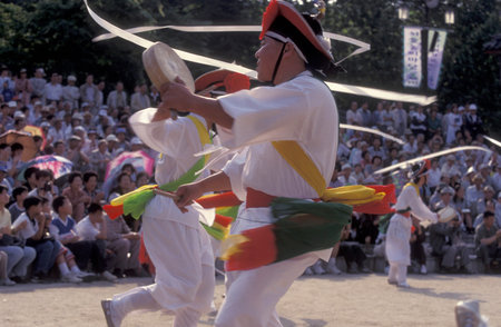 a traditional korean dance show in the city of Seoul in South Korea in EastAasia.  Southkorea, Seoul, May, 2006のeditorial素材