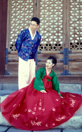 Historically dressed People at the Gyeongbokgung or Kyongbokkung Palace in the city of Seoul in South Korea in EastAasia.  Southkorea, Seoul, May, 2006のeditorial素材