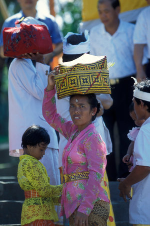 People at a Temple Ceremony at the Pura Tanah Lot  Temple on the Island Bali in Indonesia.  Indonesia, Bali, March, 3, 2001のeditorial素材