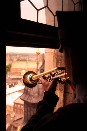 Der Turmblaeser bei einem Trompetensignal auf dem Turm der Marienkirche in der Altstadt von Krakau im sueden von Polen.のeditorial素材