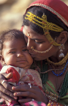 a portrait of a Rajasthani women with her Baby in the Town of Jaisalmer in the Province of Rajasthan in India.  India, Jaisalmer, January, 1998のeditorial素材