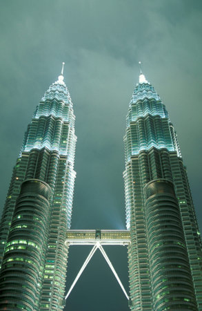 the architecture of the Petronas Twin Towers in the city of Kuala Lumpur in Malaysia.  Malaysia, Kuala Lumpur, January, 2003のeditorial素材
