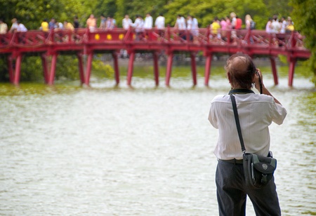 Unidentified tourist taking a picture of The Huk Bridge in Hanoi, Vietnam, July 4 2010. Meaning のeditorial素材