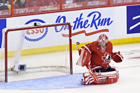 OTTAWA - APRIL 10:  Team Canada goaltender Shannon Szabados denies Team USA the lead in the gold medal match of the IIHF Womenâs Ice Hockey World Championship at Scotiabank Place in Ottawa, April 10, 2013.のeditorial素材