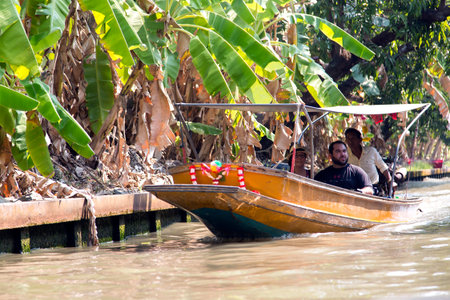 THAILAND, BANGKOK, MARCH, 26, 2015 - Damnoen Saduak Floating Market in Bangkok, Thailand. The colorfully clad merchants at these lively markets paddle along congested canals in sturdy canoes laden with fresh fruit and vegetables to sellのeditorial素材
