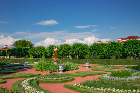 PETERHOF, SAINT-PETERSBURG, RUSSIA - JULY 22, 2016: Monplaisir Garden and Psyche Sculpture in The Eastern Part of The Lower Park. On the background is Monplaisir (My Pleasure) Palaceのeditorial素材