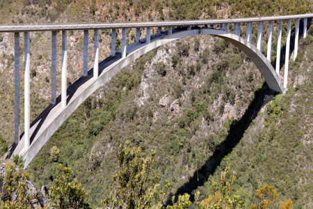 The Bloukrans Bridge is a single-span concrete road bridge in South Africa. It crosses the Bloukrans River, which divides the Eastern Cape (Kakadu district) and Western Cape (Edenの写真素材