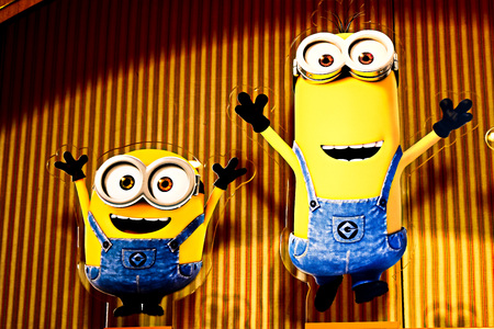 OSAKA, JAPAN-Feb 03, 2018: Statue of "HAPPY MINION", located in Universal Studios Japan, Osaka, Japan. Minions are famous character from Despicable Me animation.のeditorial素材