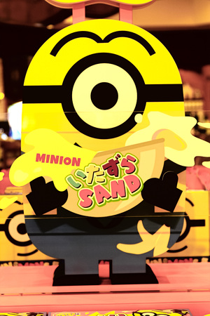 OSAKA, JAPAN-Feb 03, 2018: Statue of "HAPPY MINION", located in Universal Studios Japan, Osaka, Japan. Minions are famous character from Despicable Me animation.のeditorial素材