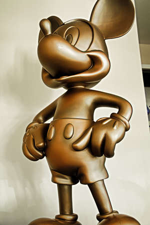 Anaheim, CA/USA - Nov 27, 2018 : Statue of Bronz Mickey Mouse at Disney Paradise Pier Hotel in California.のeditorial素材