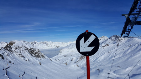 Image of wintersport sign showing a black slope with arrow