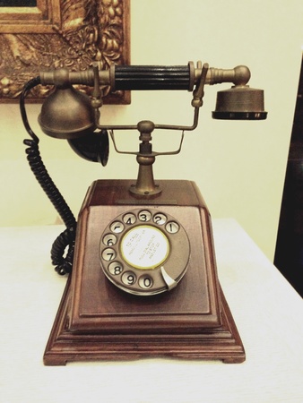 Old telephone set on the tableの素材