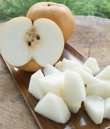 Pear slices on wooden trayの写真素材
