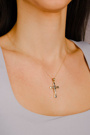 Shimmering Gold and Diamond Jewelry for Evening Elegance
