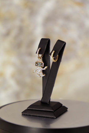 Classic Gold Jewelry with Brilliant Diamonds