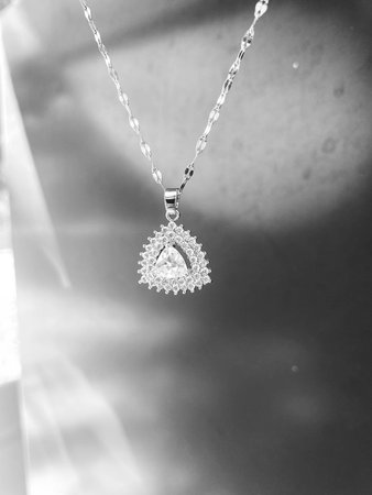 Bold and Elegant Diamond and Gold Statement Piecesの写真素材