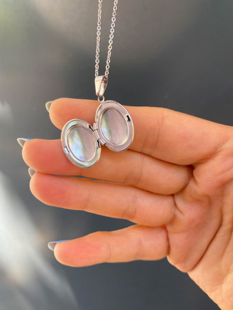 Handmade precious jewelry. Bijouterie and jewelery gold and diamonds for women