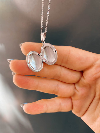 Handmade precious jewelry. Bijouterie and jewelery gold and diamonds for women