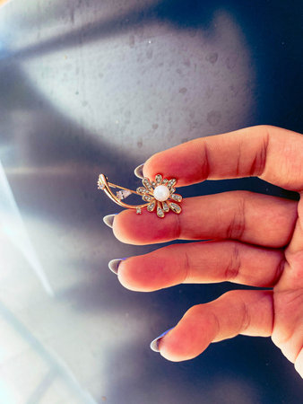 Glamorous Gold Jewelry with Sparkling Diamonds