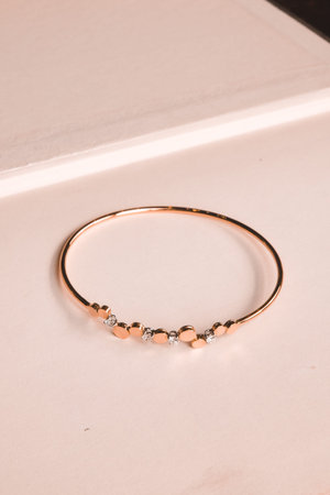 Classic Gold Jewelry with Brilliant Diamonds
