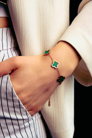 Stylish and Elegant Gold Diamond Jewelry Piecesの写真素材