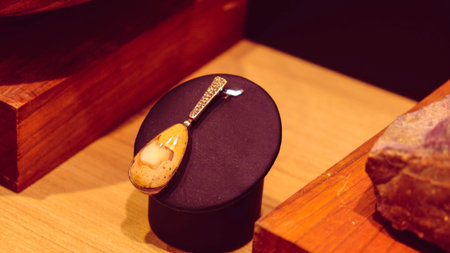 Stylish and Elegant Gold Diamond Jewelry Piecesの写真素材