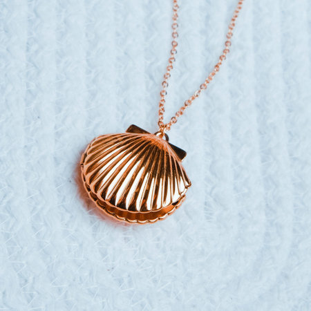 Handmade precious jewelry. Bijouterie and jewelery gold and diamonds for women