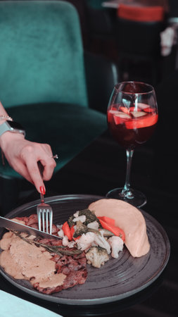 A sizzling hot plate of perfectly cooked meatの写真素材