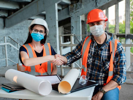builder and architect signed a contract for the reconstruction of the building and the resumption of construction after the pandemic quarantineの写真素材