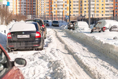 Moscow. Russia. Snowfall in February. Driveways in yards after a snowfall. In the city after a snowfall, wheel ruts. The consequences after a historic snowfall.のeditorial素材