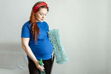 The expectant mother cleans the house in the last months of pregnancy.の写真素材