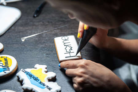 A woman makes patriotic gingerbread in support of Ukraine.の写真素材