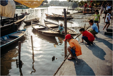 Children play along Hoai river bank - Hoi An ancient townのeditorial素材