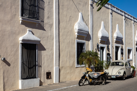 VALLADOLID, MEXICO - DECEMBER 29 2016: Typical Spanish colonial architecture on the street in Valladolid.のeditorial素材
