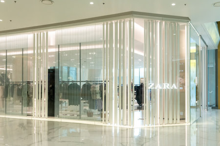 Zara shop at Saim Paragon Bangkok, Thailand, Nov 28, 2020 : Zara window display. Luxury and fashionable clothing and bag shop in white decoration. Interior design detail.のeditorial素材