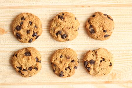 6 choco chips cookie
